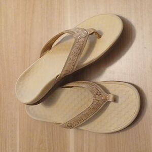 Vionic "Tide" Flip Flop Sandals in Size 9